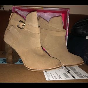 Chinese Laundry zip up suede booties/ankle boots